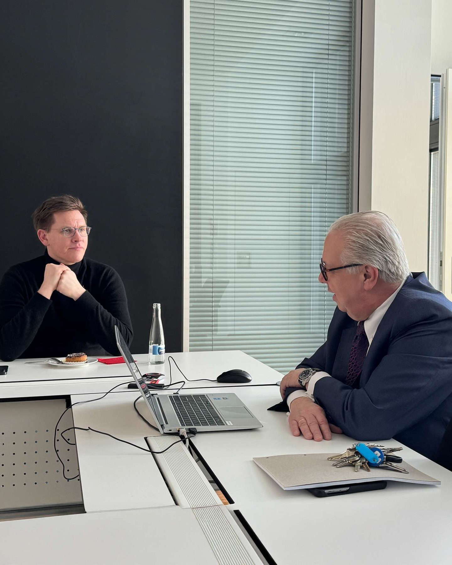 Zwei Männer in einem Bürogespräch