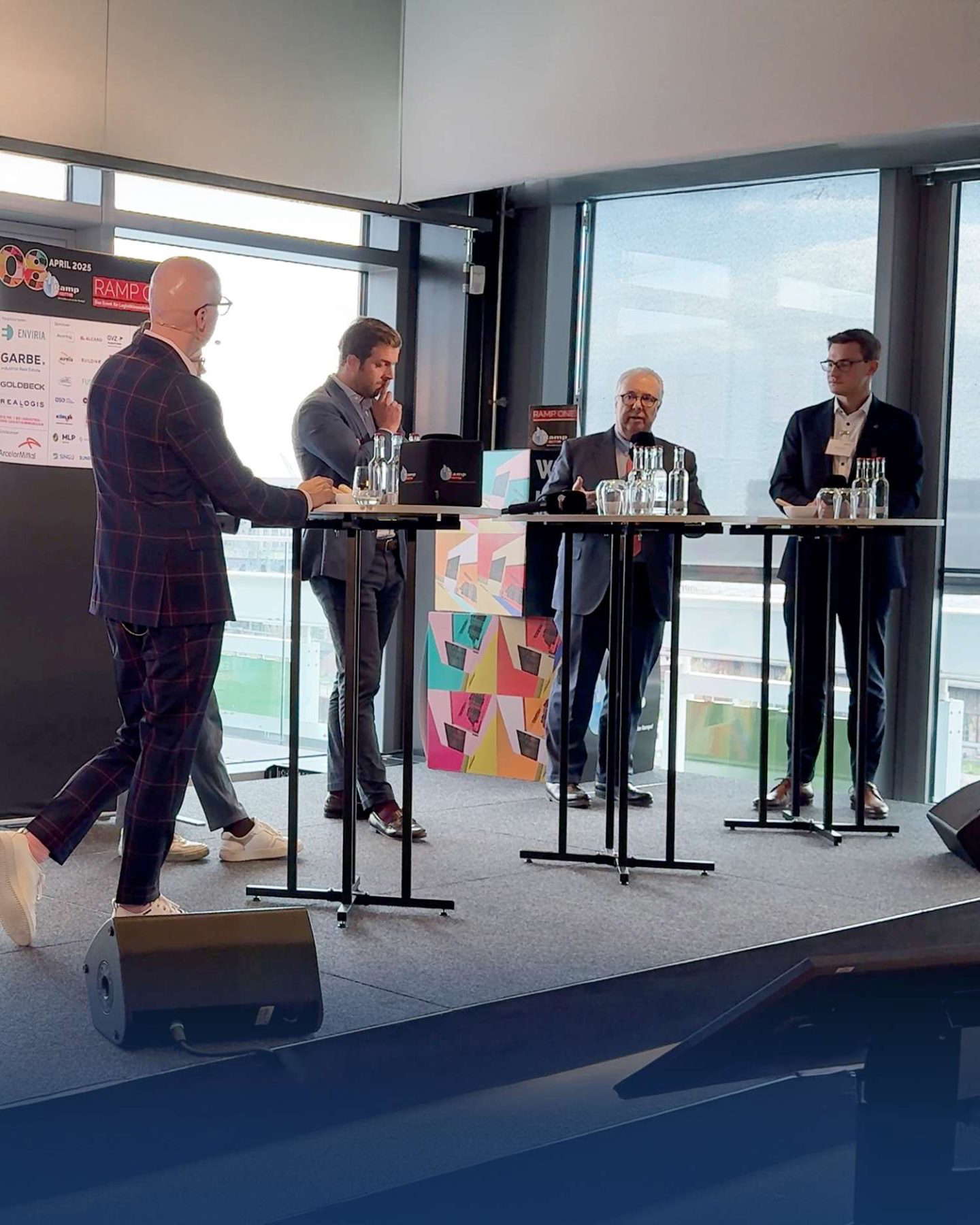 Vier Männer diskutieren auf einer Konferenz