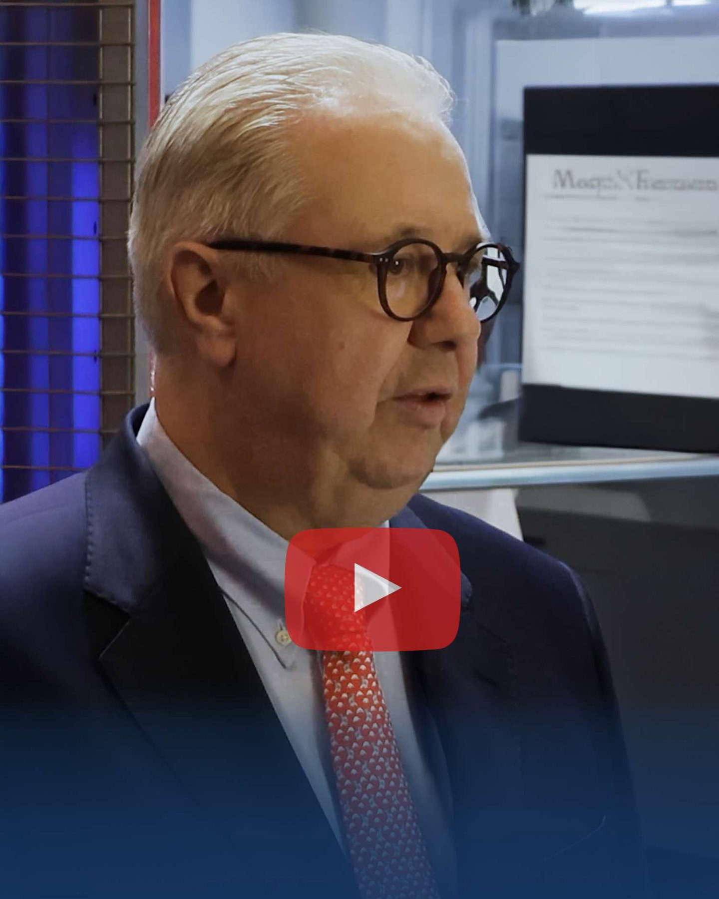 Öltönyös úr beszél az irodában