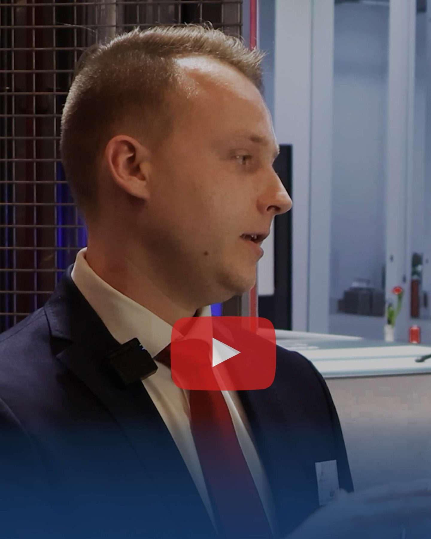 Mann i dress med mikrofon og YouTube-ikon