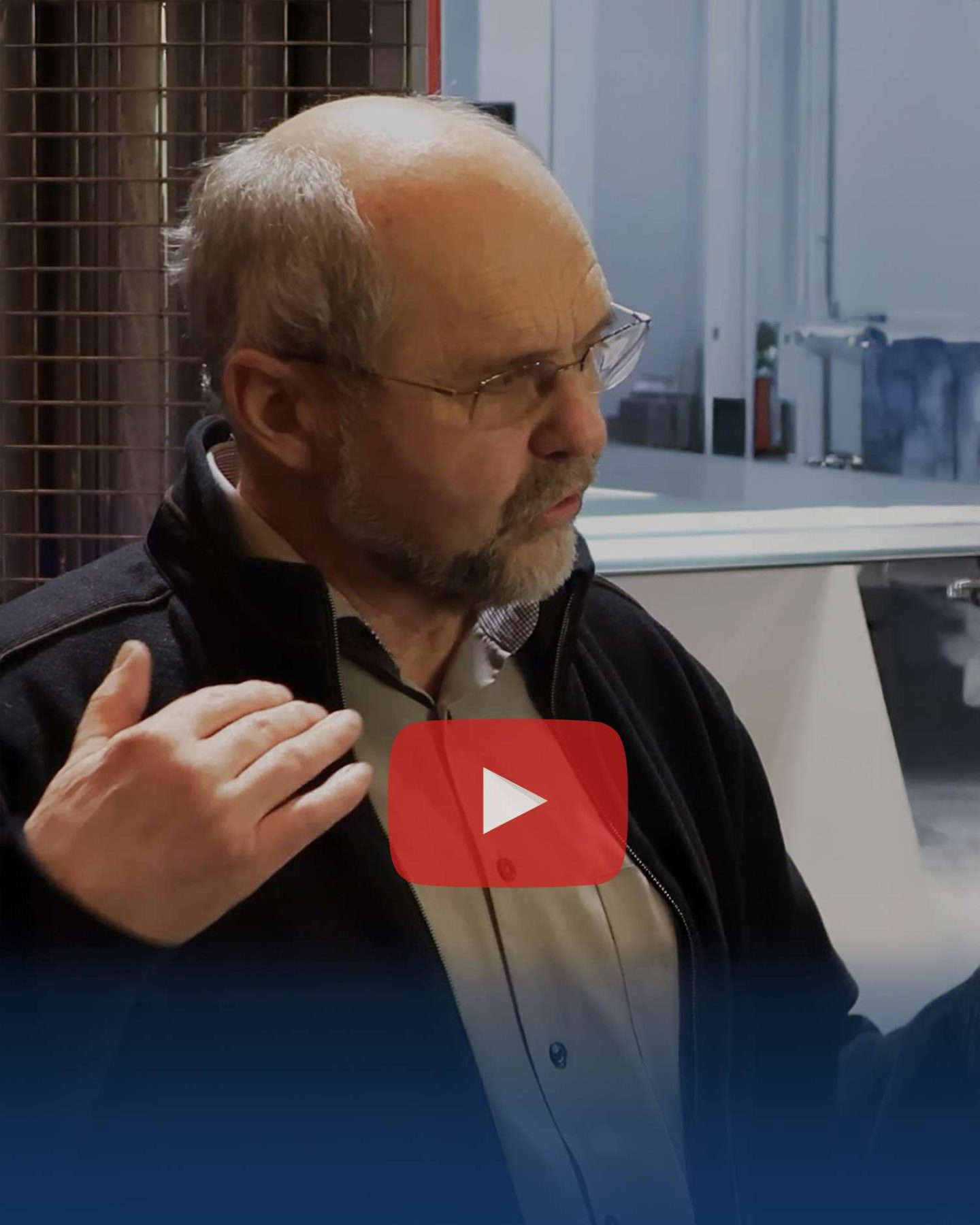 Мужчина говорит на видео, виден символ воспроизведения