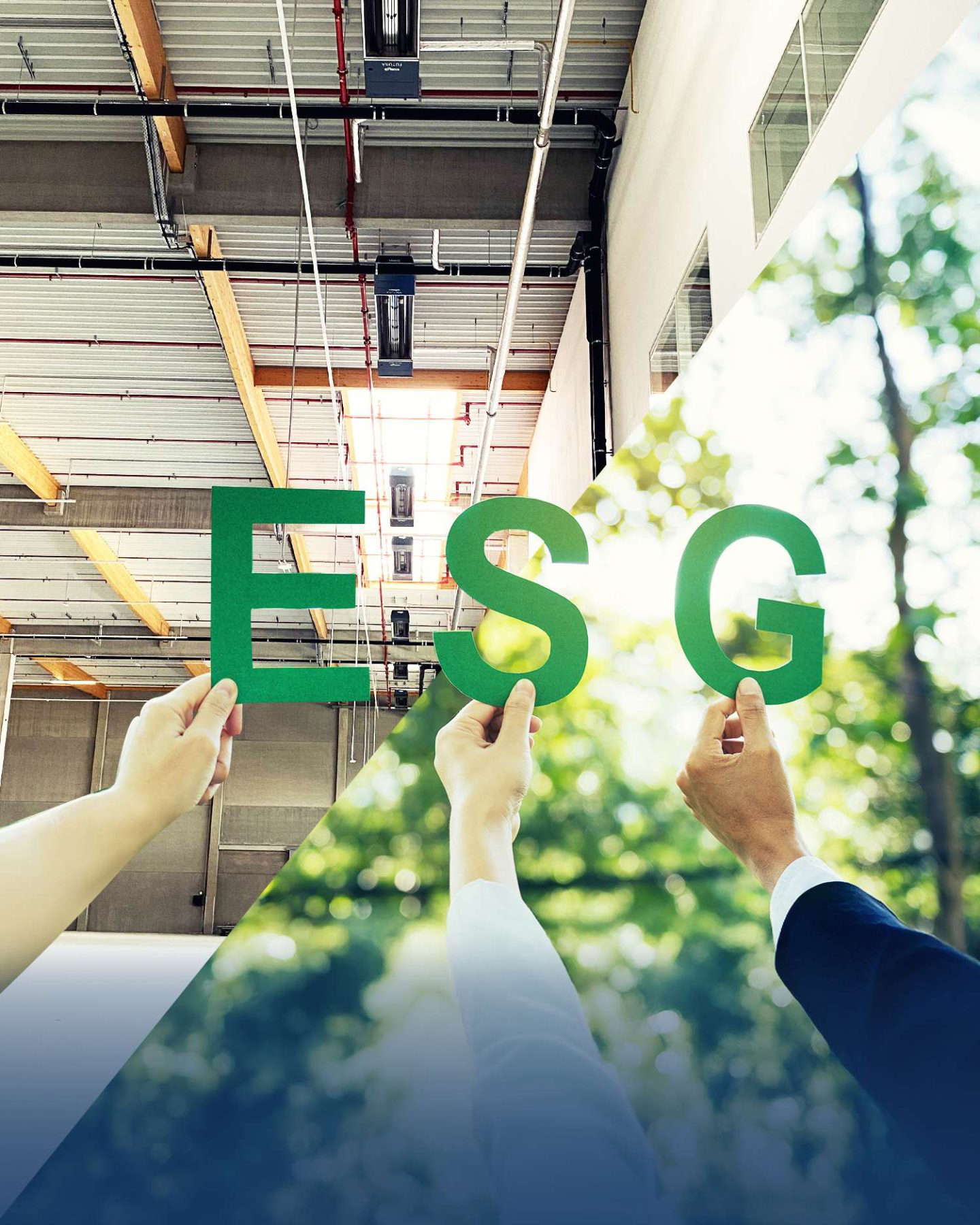 Hände halten Buchstaben 'ESG' in Innen- und Außenbereich