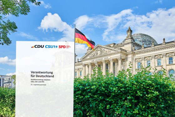 Reichstag mit Koalitionsvertrag von CDU, CSU, SPD