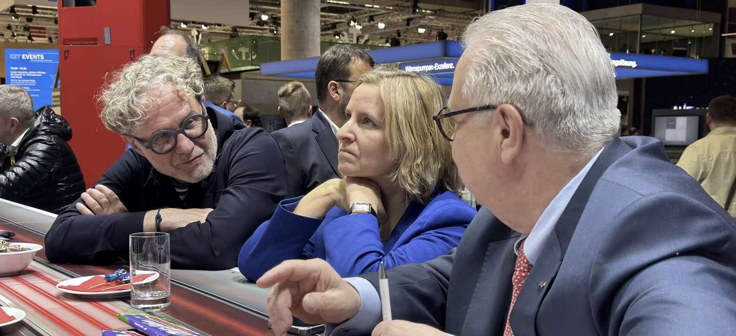 Liikemiehet käyvät vakavia keskusteluja messuilla