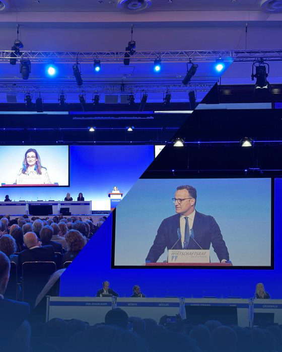 Konferenssitilaisuus puhujien ja yleisön kanssa