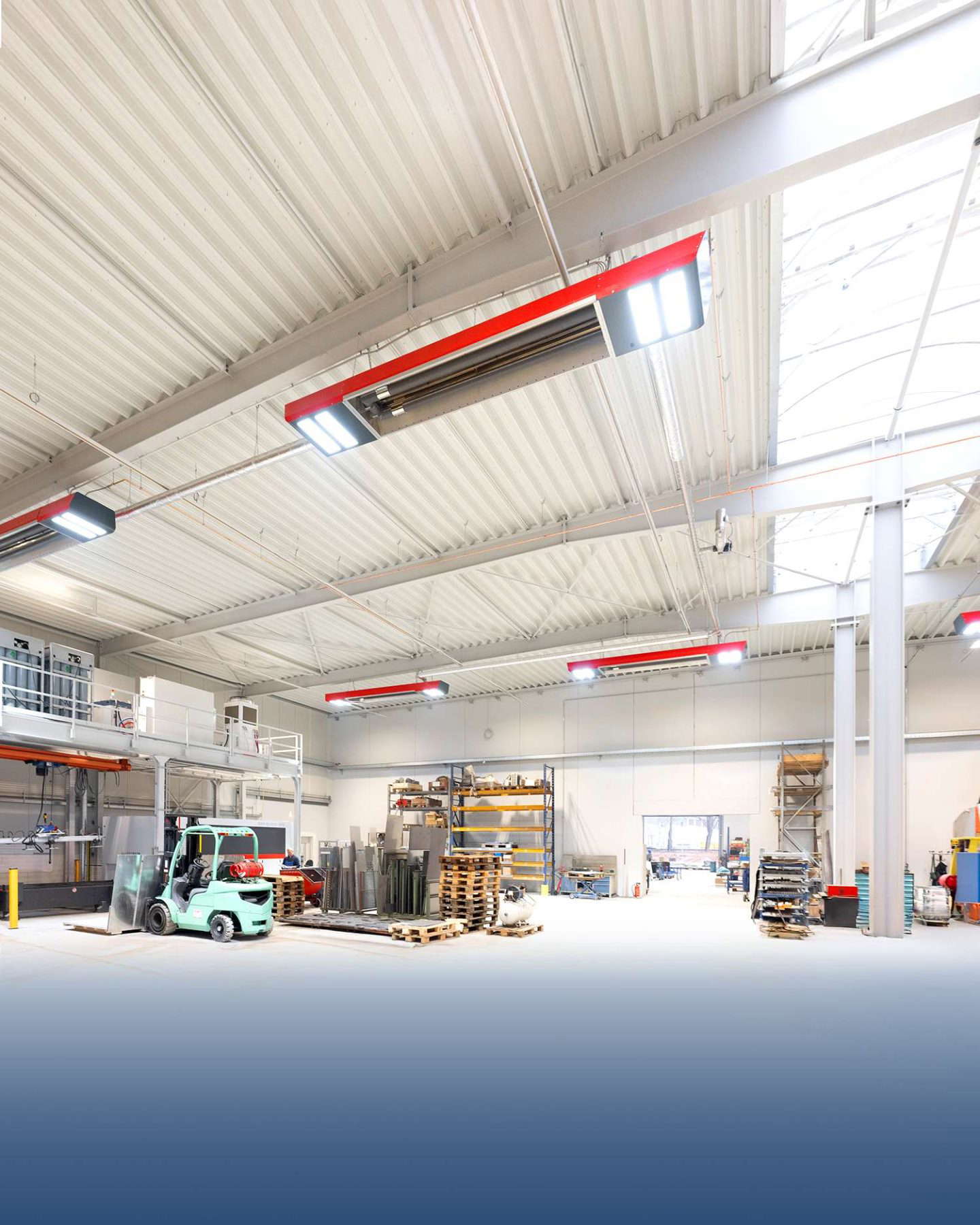 Зал с вилочным погрузчиком и складскими материалами