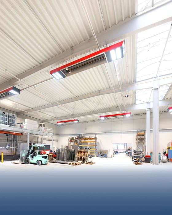 Halli, jossa on haarukkatrukki ja varastointimateriaalia