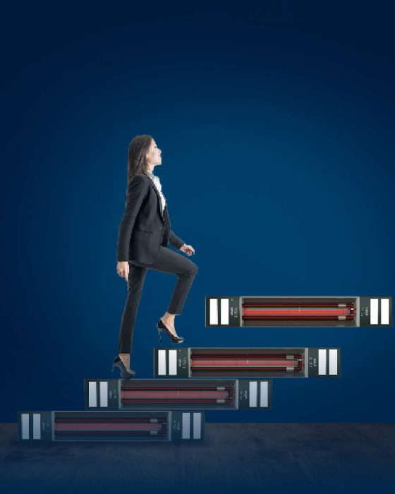 Nainen kiipeää urallaan virtuaalikirjoista