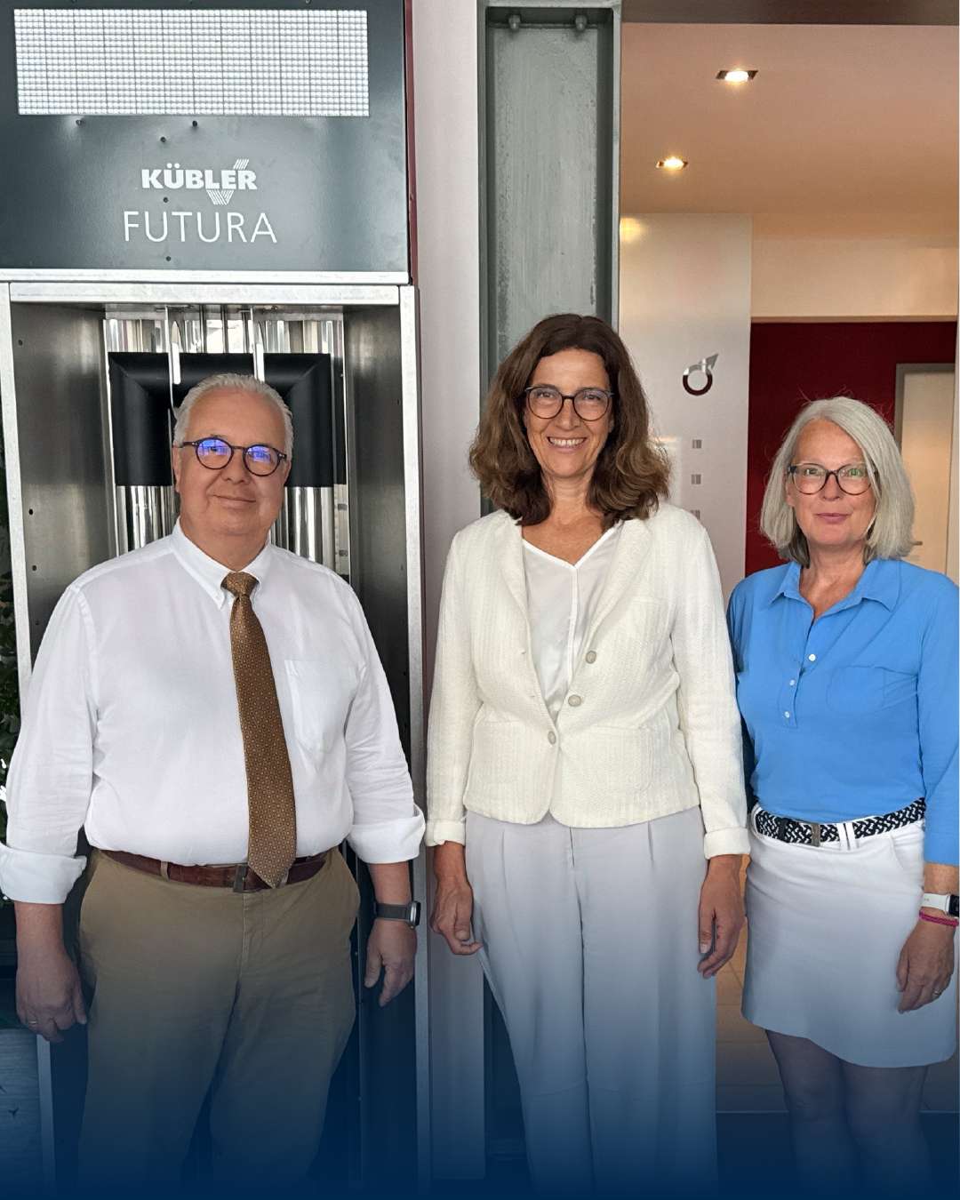 Три человека перед современным лифтом