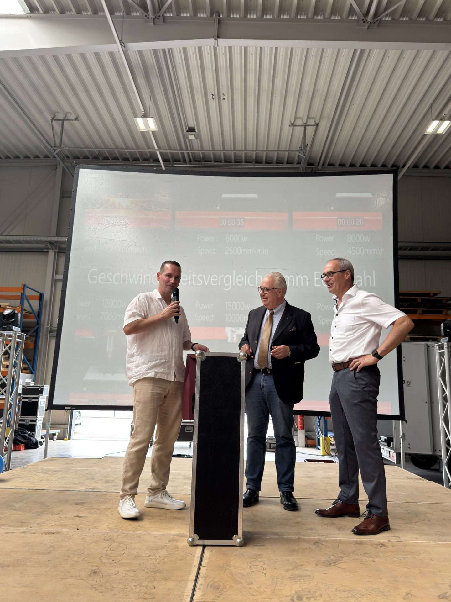 Трое мужчин присутствуют на мероприятии