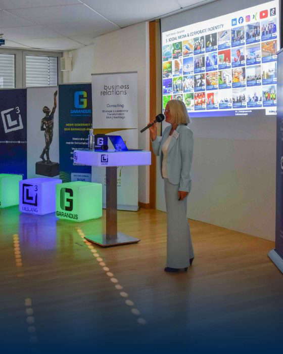 Nainen esittelee yritystapahtumassa