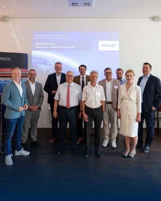 Ryhmäkuva yrityskonferenssissa