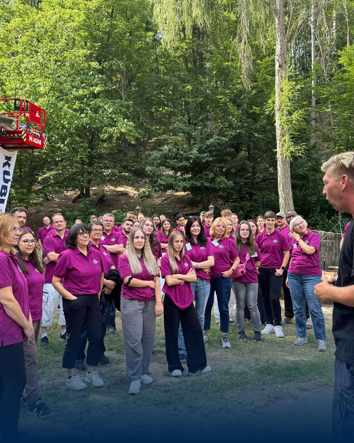 Gruppe i rosa skjorter utendørs