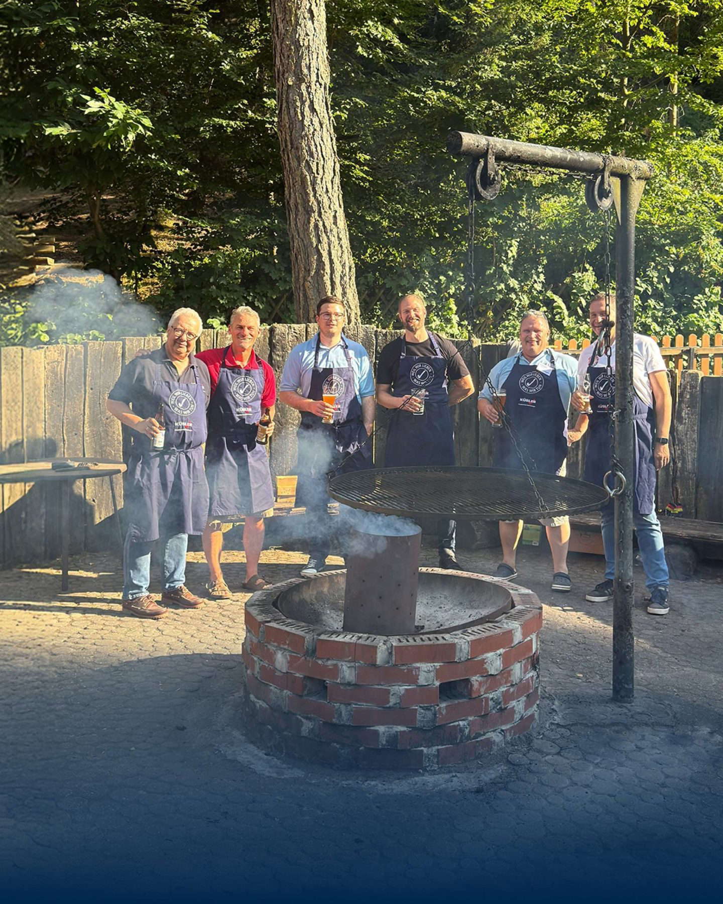 Menn griller sammen utendørs