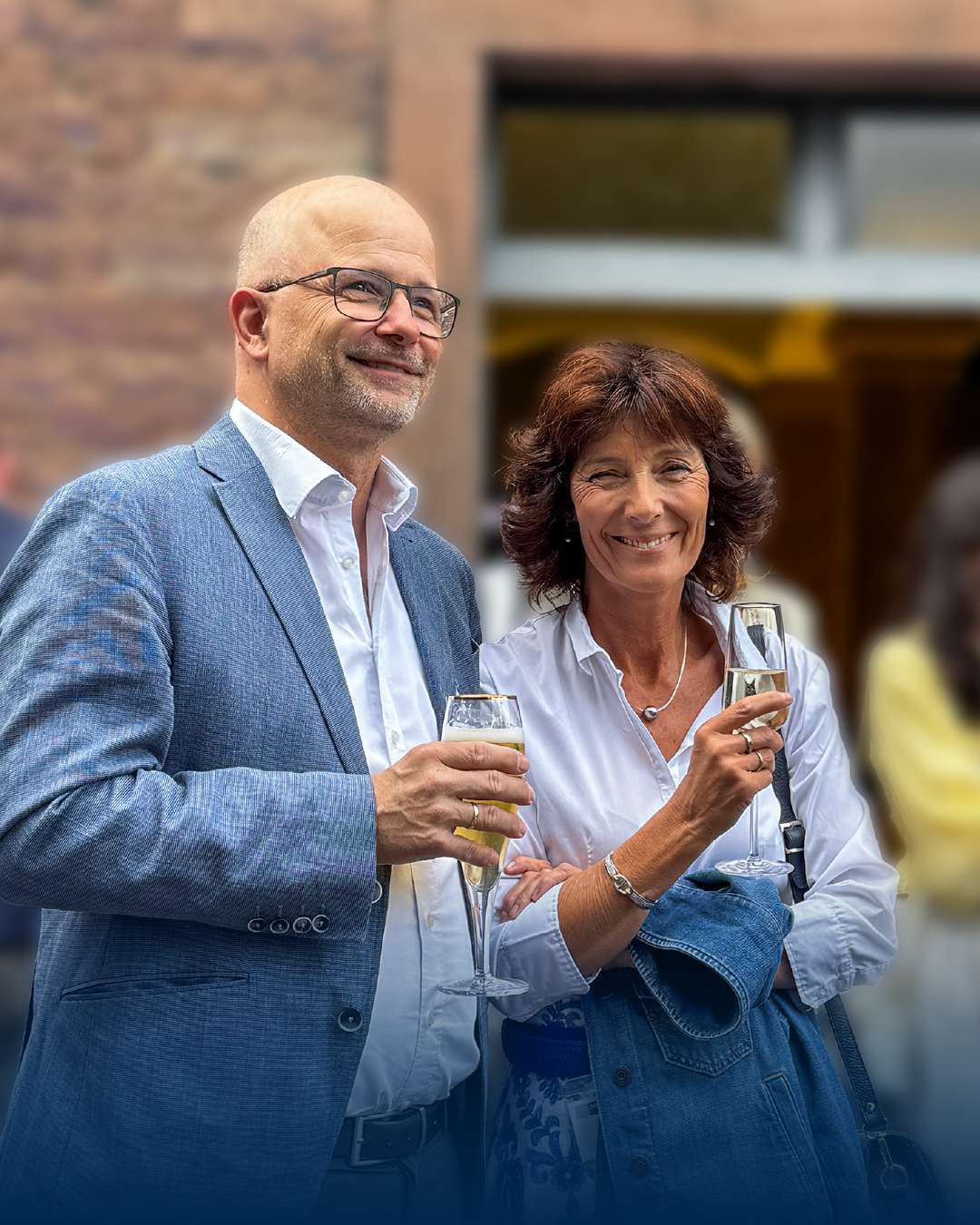 To smilende voksne med champagneglass