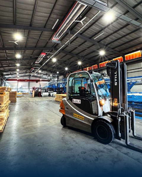 Gabelstapler in beleuchteter Lagerhalle