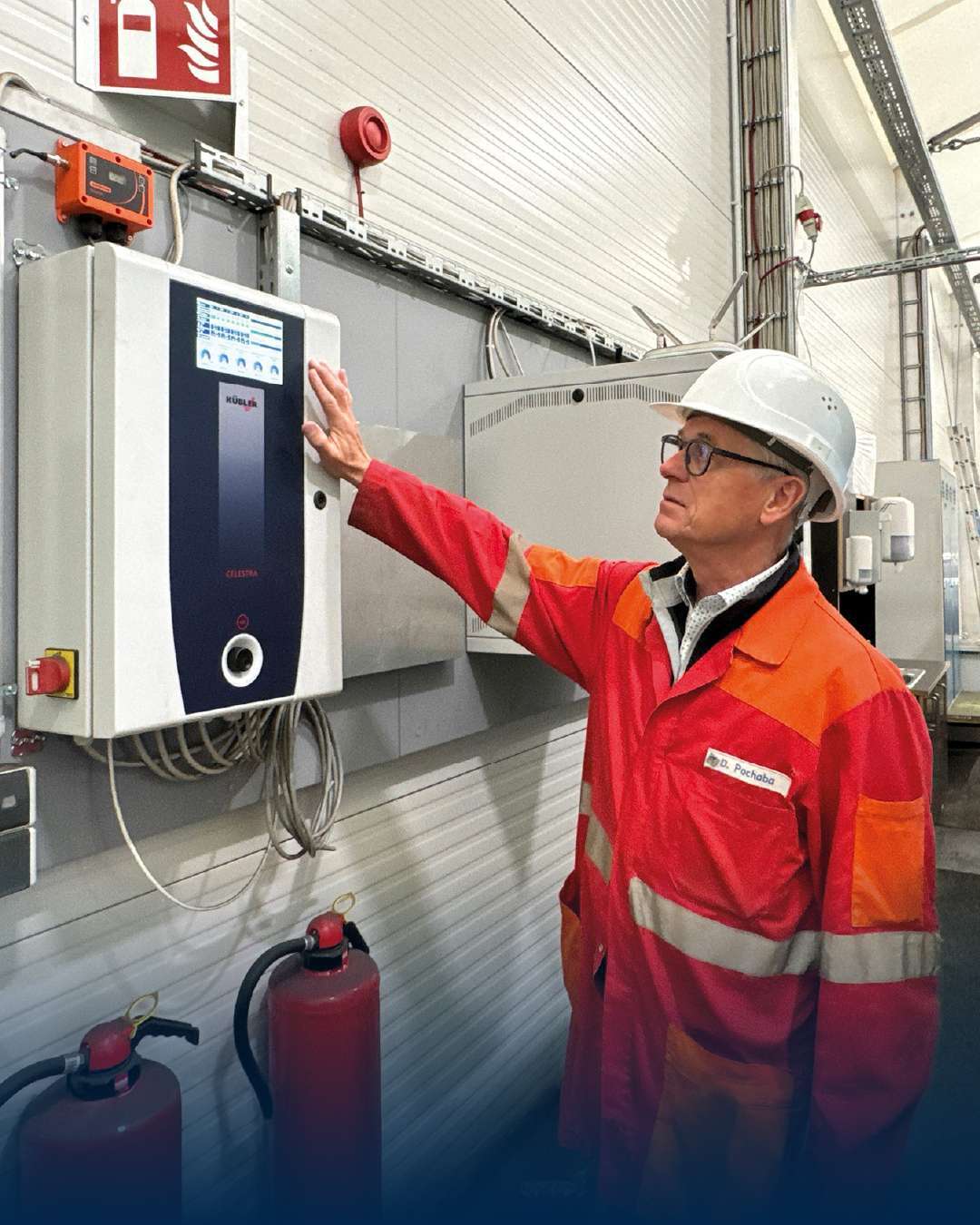 Tekniker tjekker kontrolpanel på fabrik