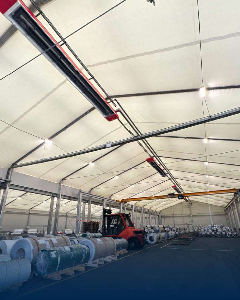 Gaffeltruck på lager med mange metallruller