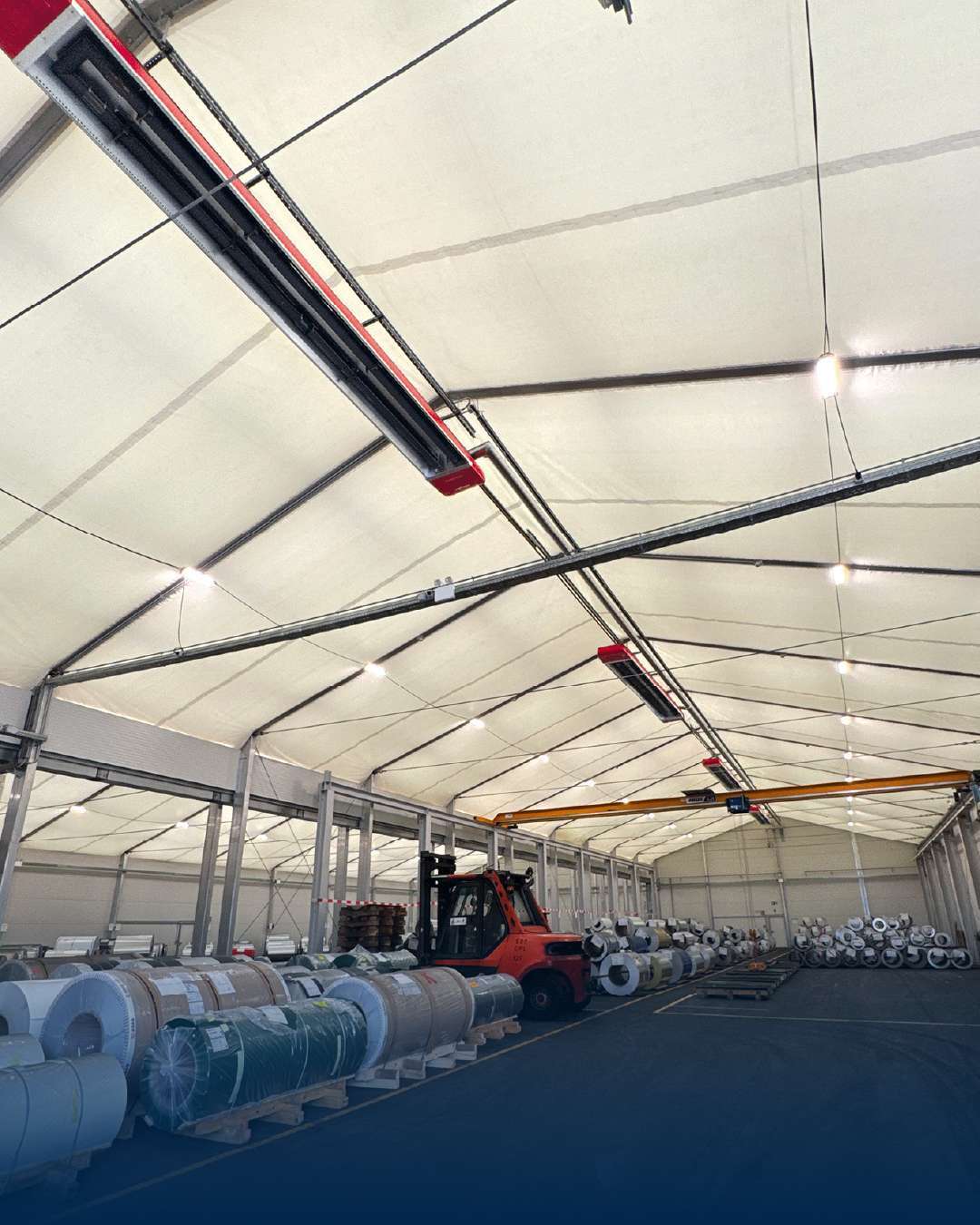 Gaffeltruck på lager med mange metalruller