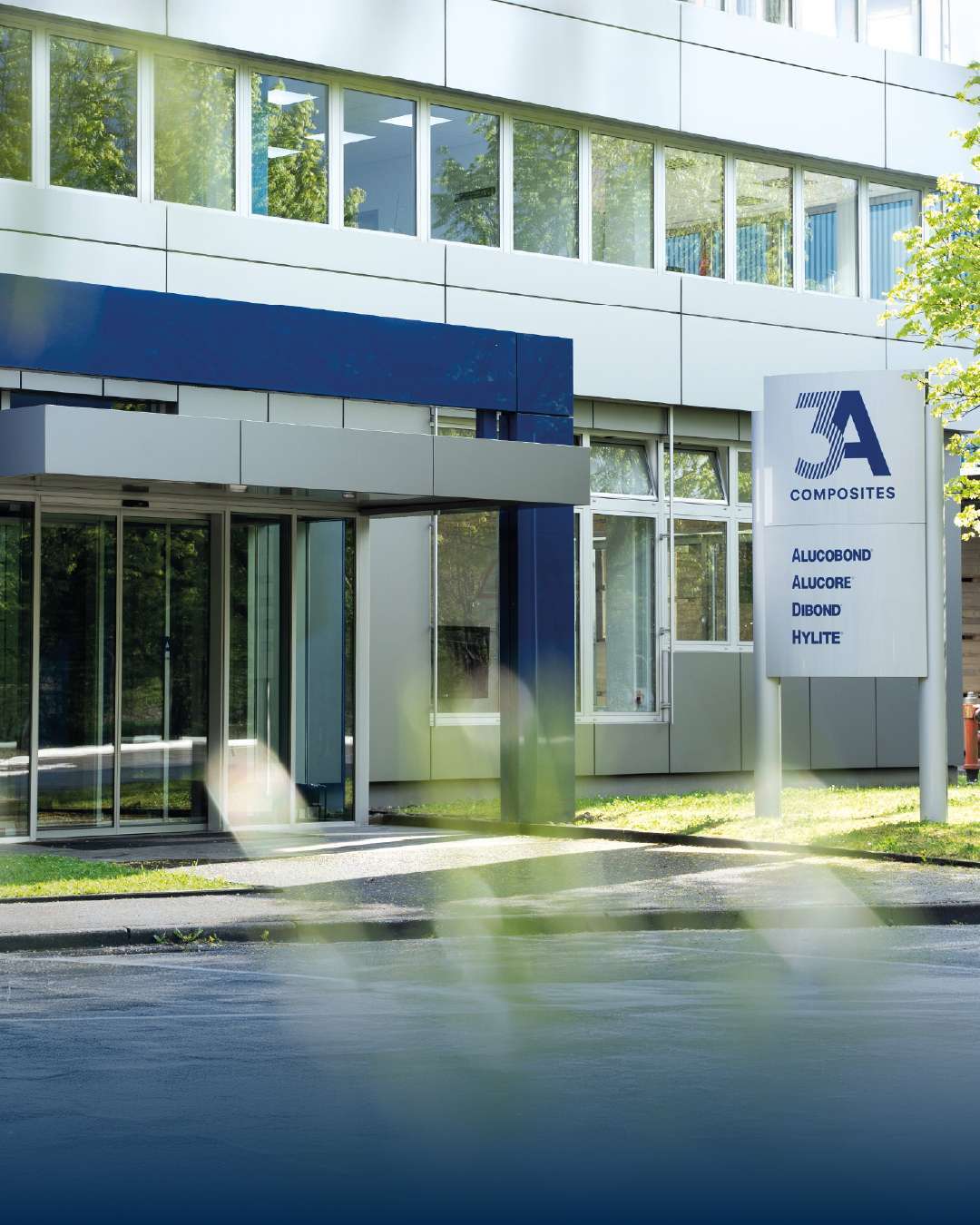 Moderne kontorbygning med firmaskilt