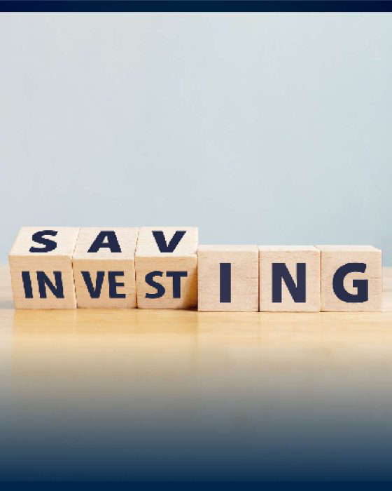 Puupalikat muodostavat sanan 'SÄÄSTÄMINEN SIJOITTAMINEN'.