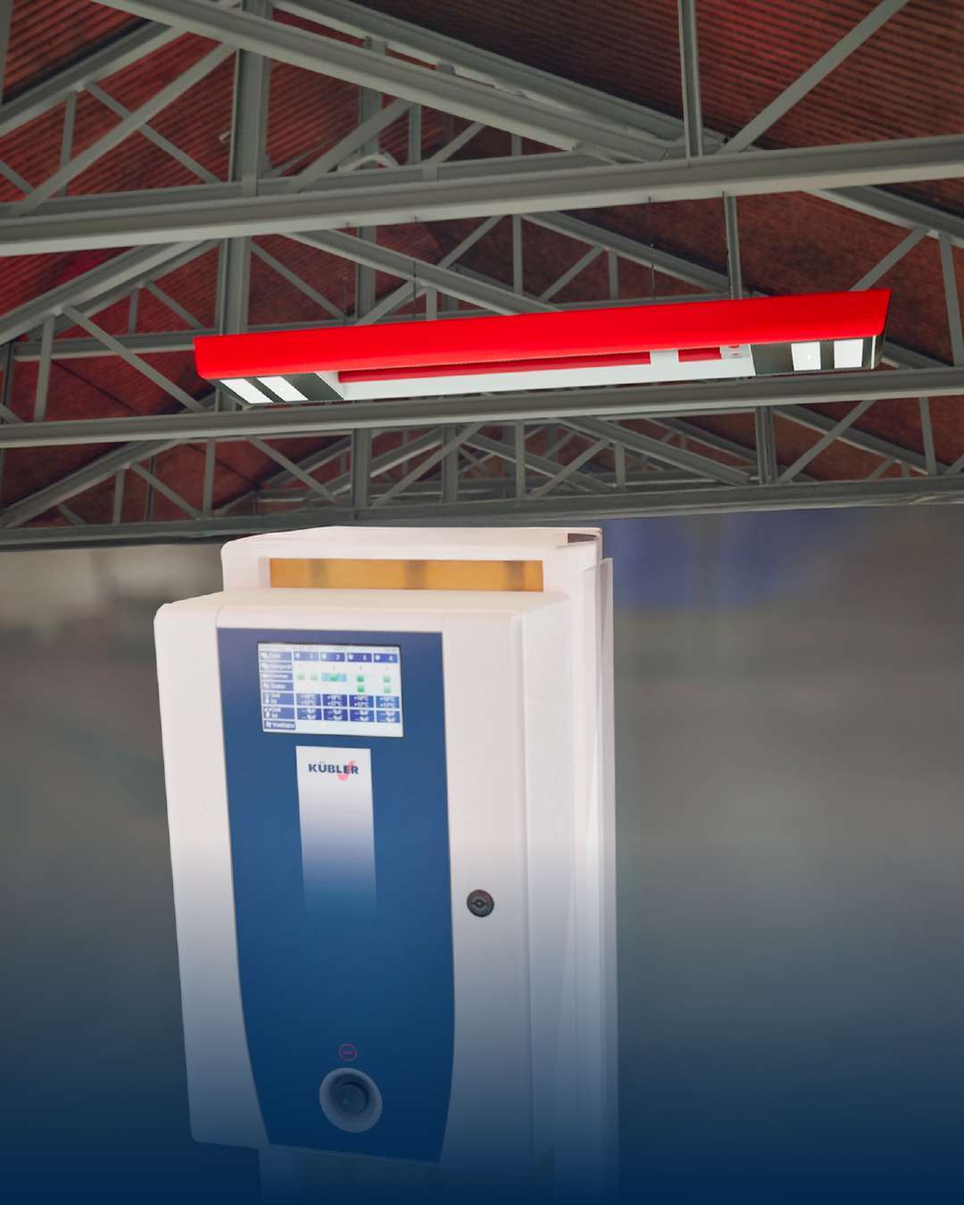 Industriestehender Automat unter rotem Notausgangschild