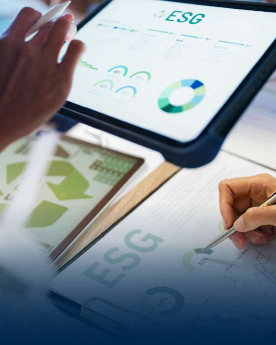 Henkilö analysoi ESG-tietoja tabletilla