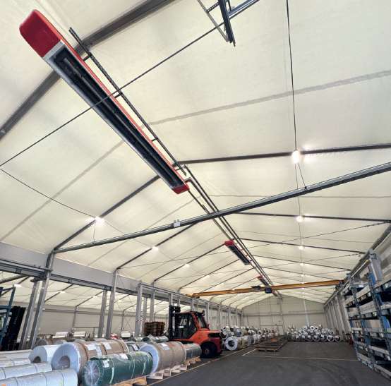 Varasto, jossa on haarukkatrukki ja materiaalikelat