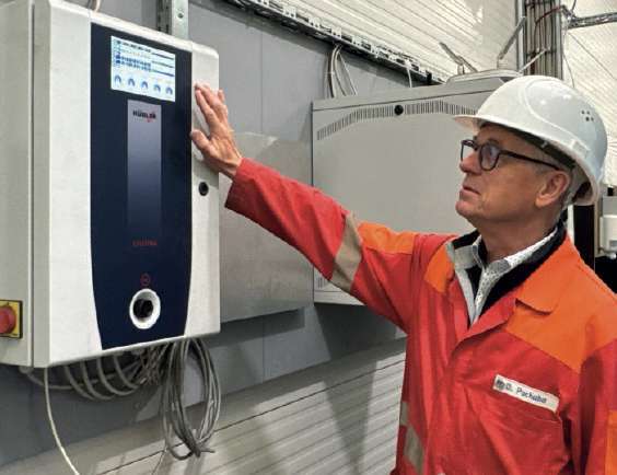 Insinööri tarkastaa teollisuuden ohjausjärjestelmän