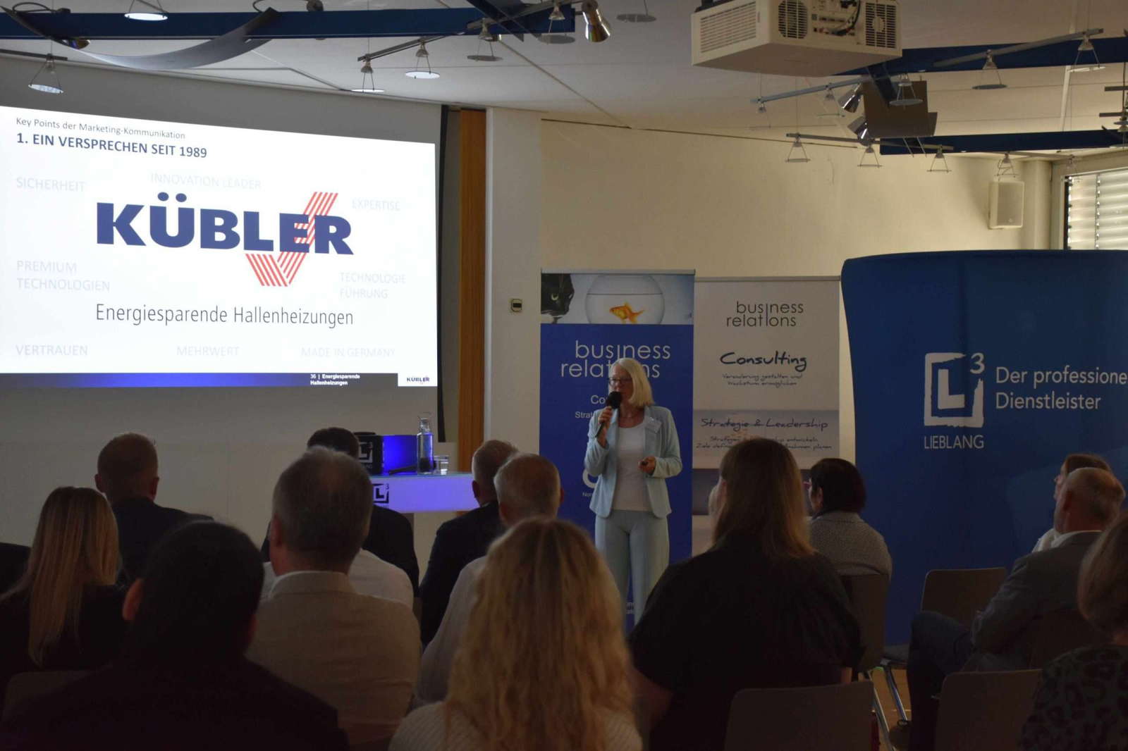 Geschäftsfrau hält Präsentation über Energiespar-Heizungen