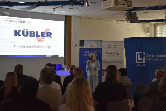 Forretningskvinne holder foredrag om energibesparende oppvarmingssystemer