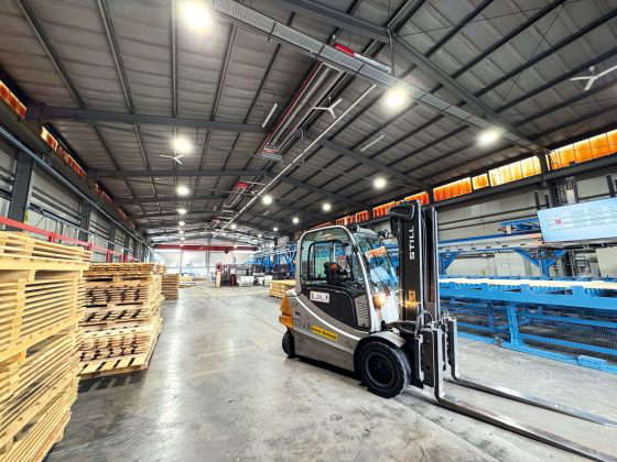 Gabelstapler in industrieller Lagerhalle