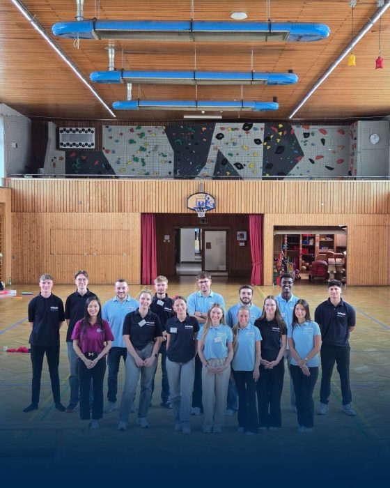 Ryhmä työntekijöitä urheiluhallissa