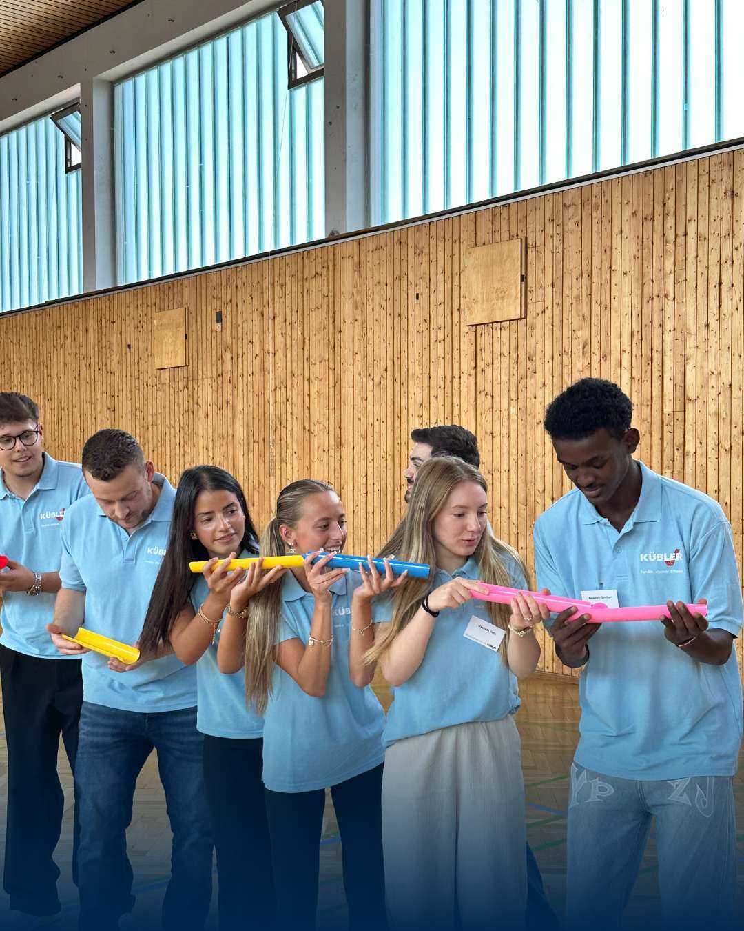 Молодые люди играют в командные игры в тренажерном зале