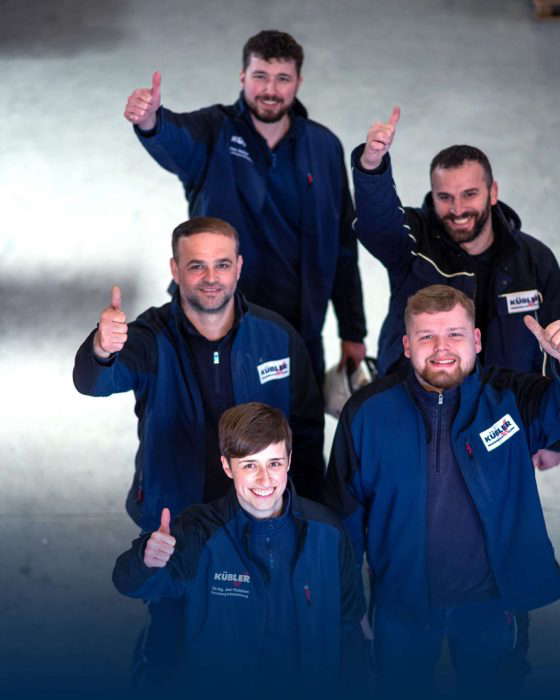 Työntekijät hymyilevät ja antavat peukutuksia