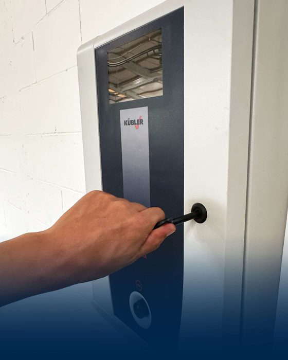 Hand öffnet Sicherheitstür mit Schlüssel