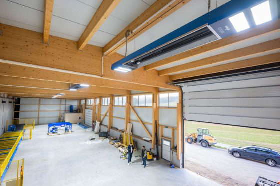 Moderne Halle mit Arbeitern und Baumaschinen