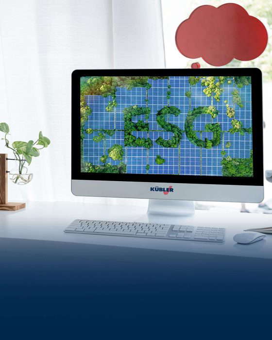 Computer mit ESG und Solarpanel Anzeige
