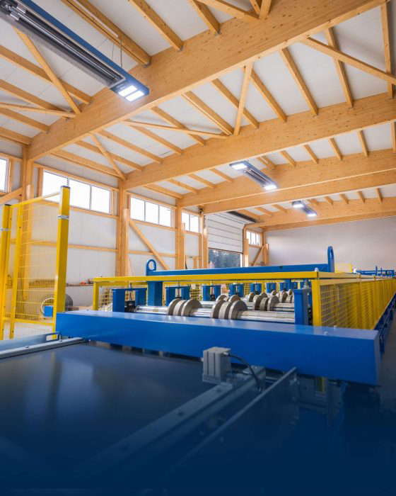 Moderne Produktionsmaschine in heller Werkhalle