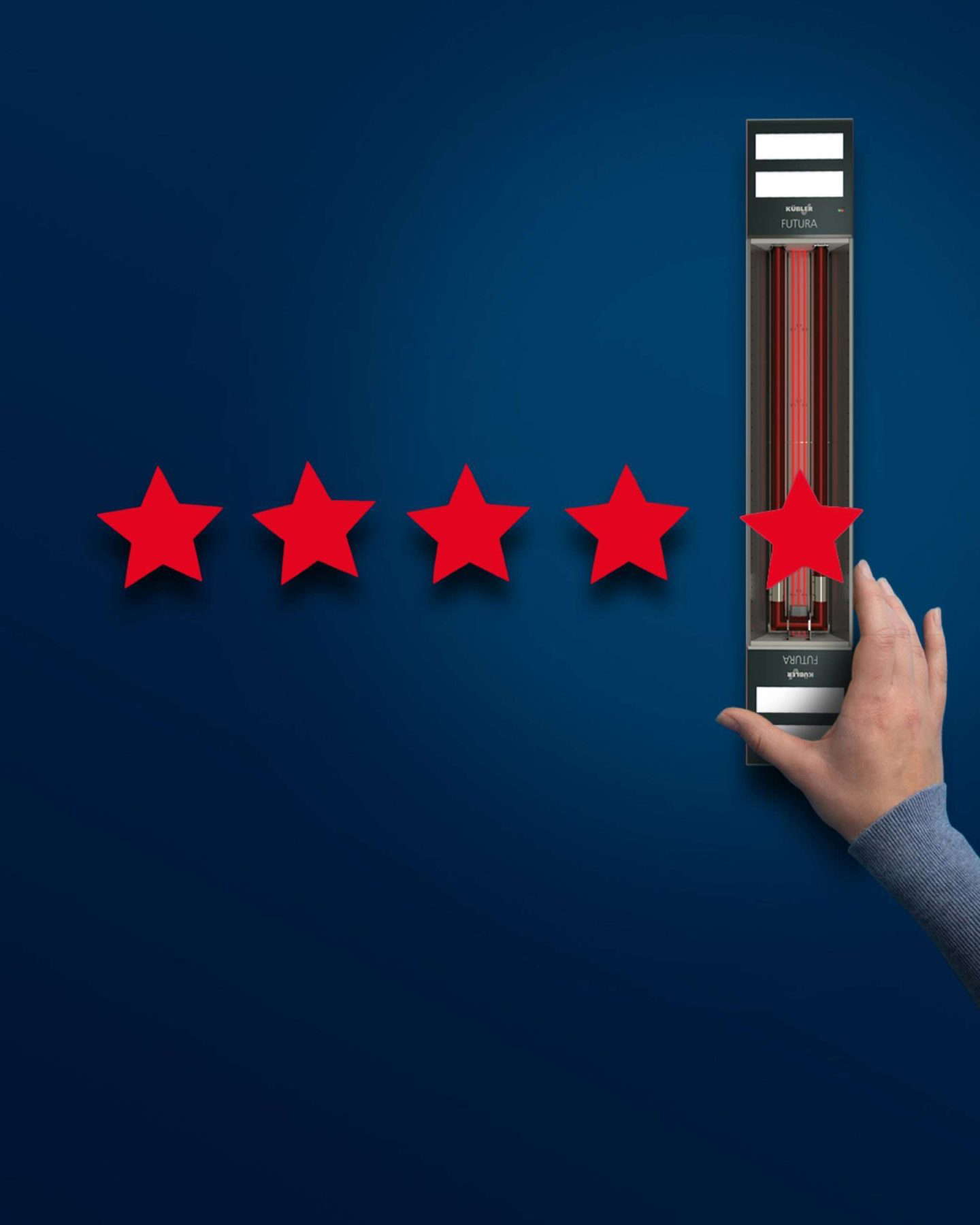 Hand schiebt roten Stern für Fünf-Sterne-Bewertung