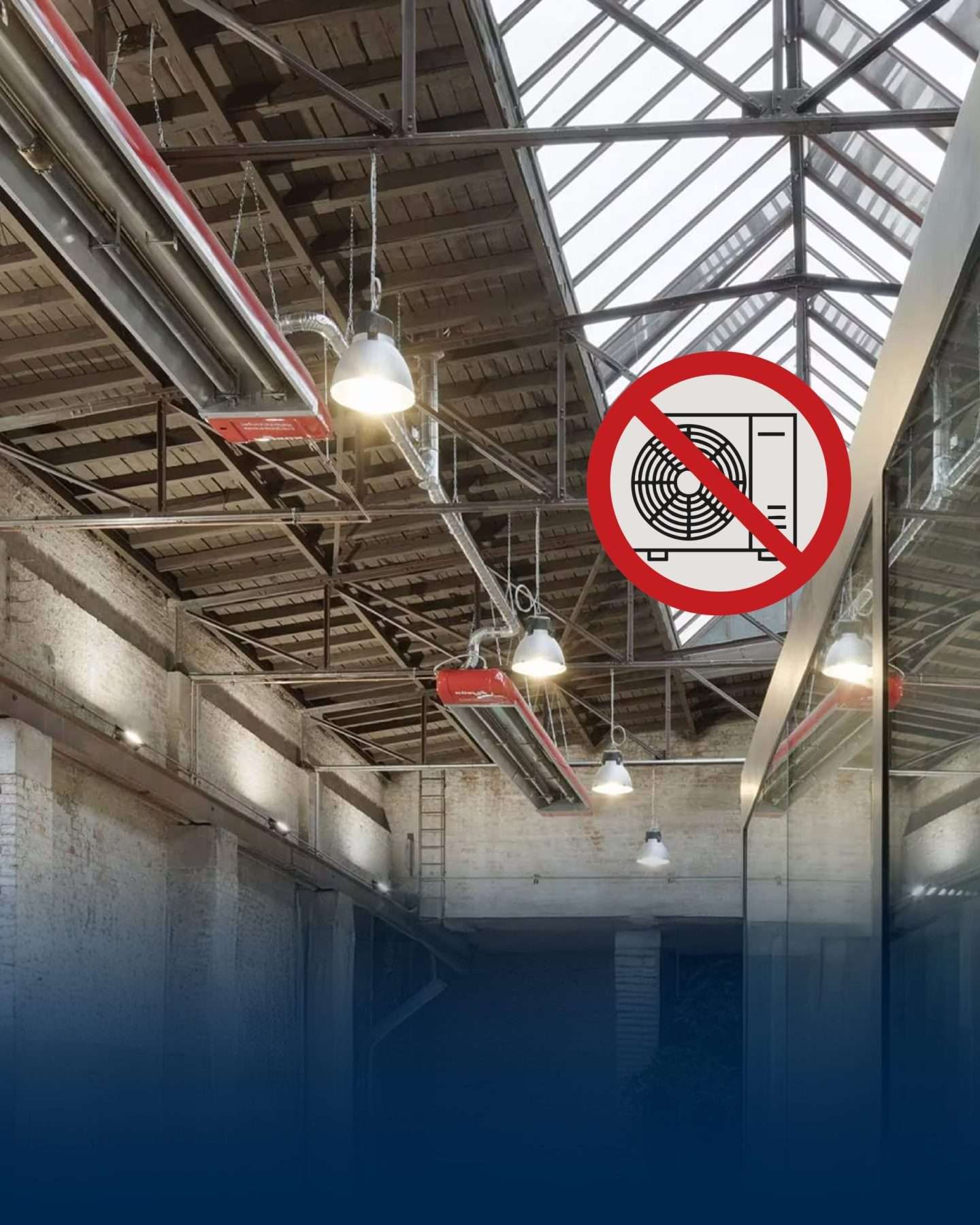 Industriehalle mit Heizstrahlern und Klimaverbotsschild