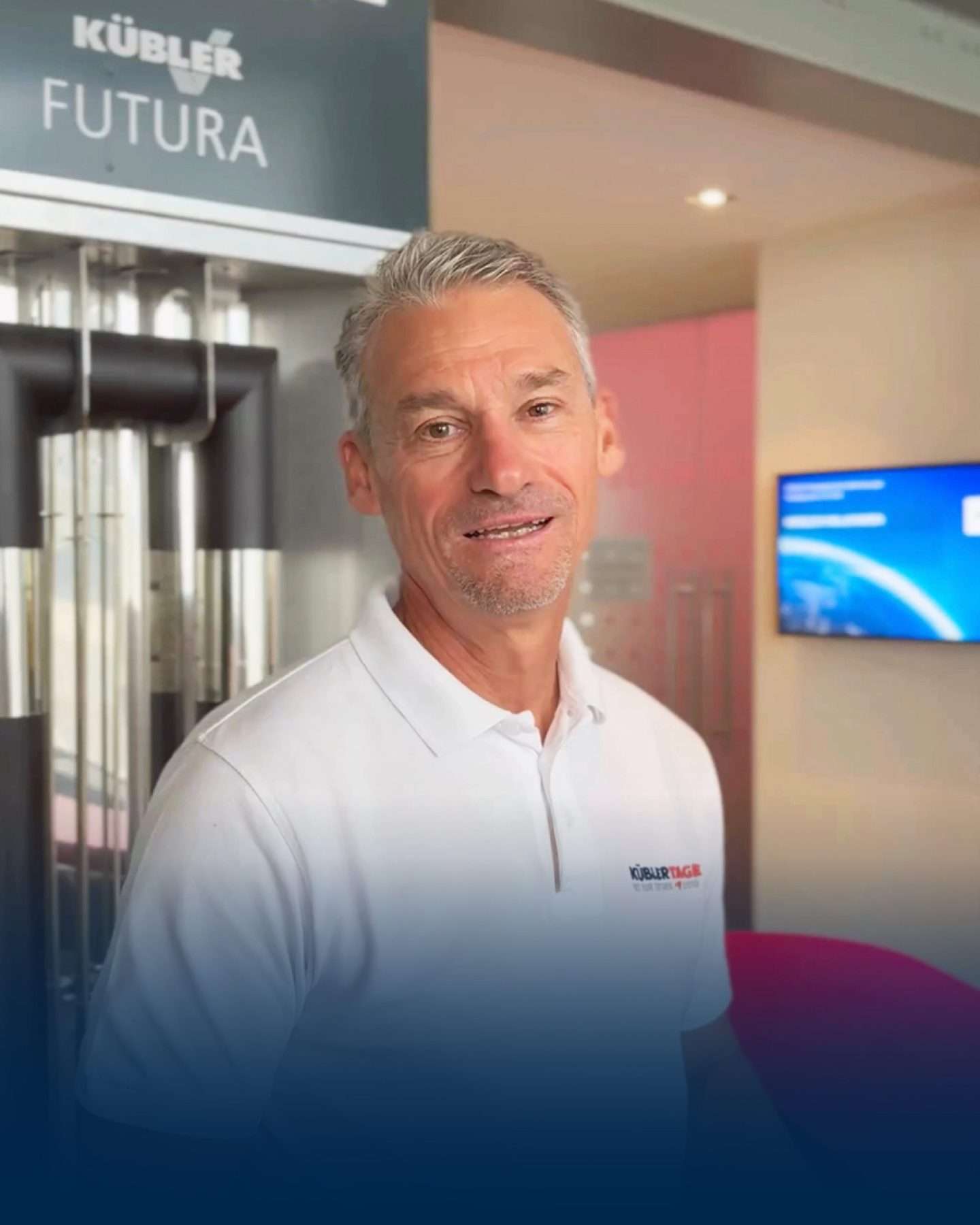 Mann präsentiert Kübler Futura Heiztechnologie