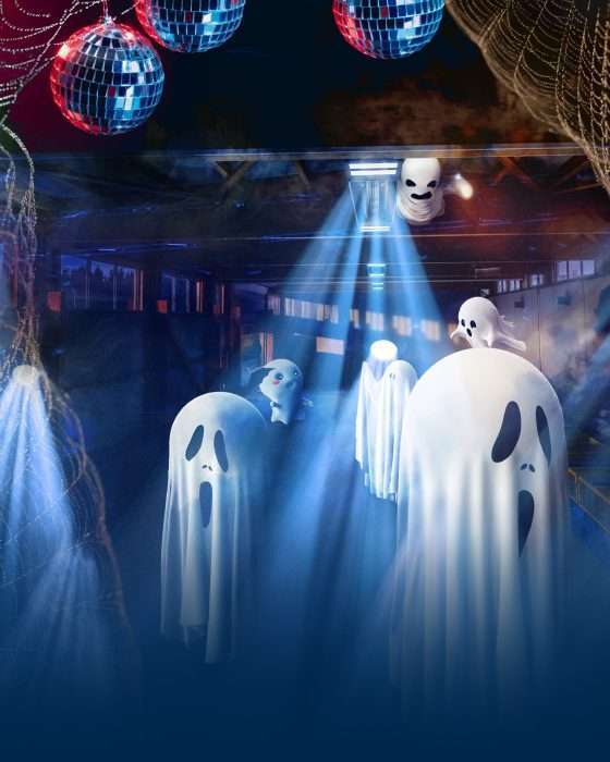 Tanzende Geister unter Diskokugeln mit Lichteffekten