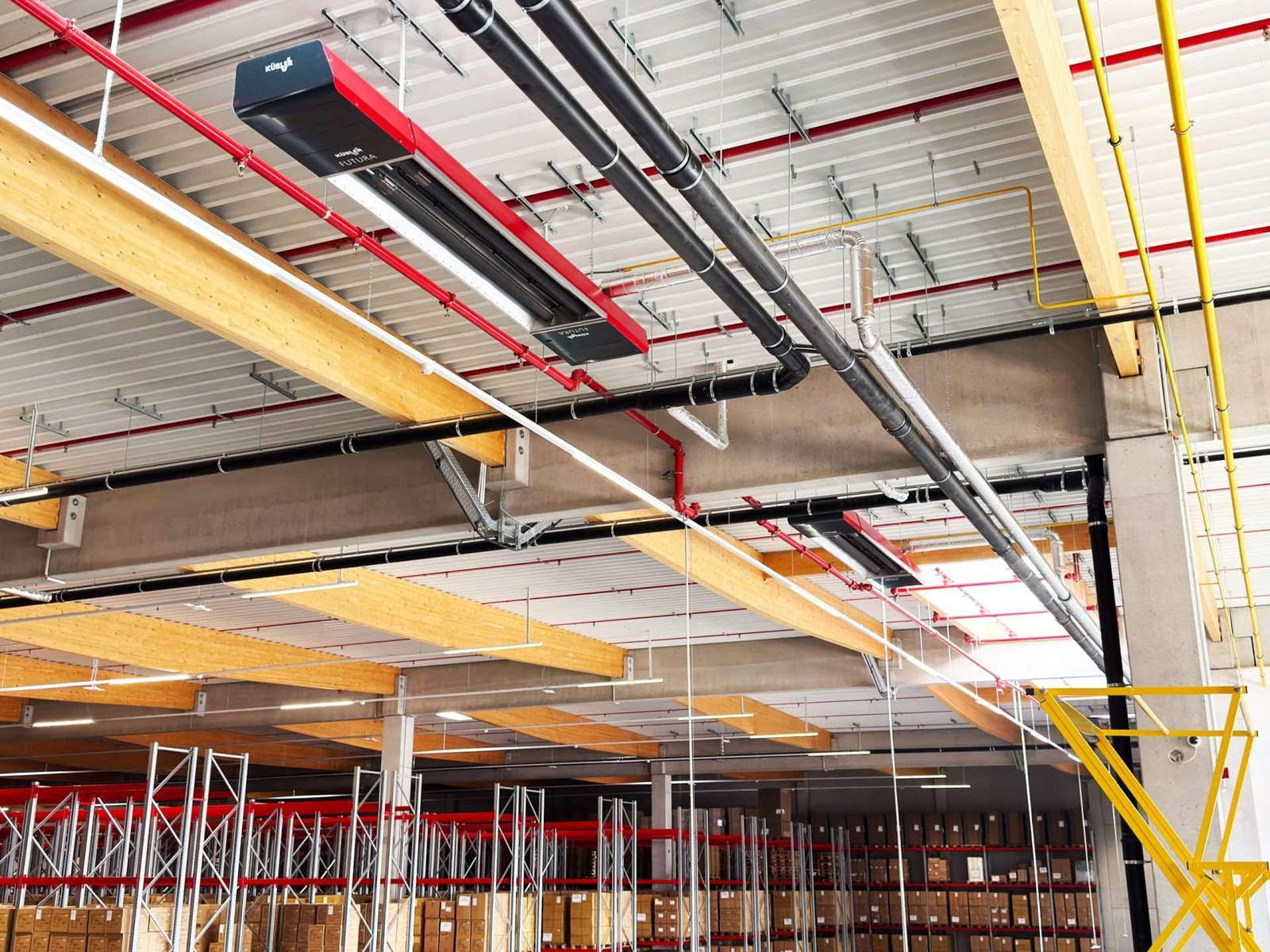 Moderne Industriehalle mit Heiz- und Rohrleitungssystem