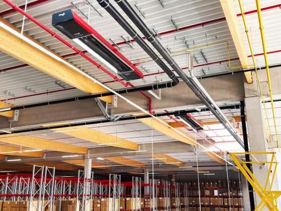 Moderne Industriehalle mit Heiz- und Rohrleitungssystem