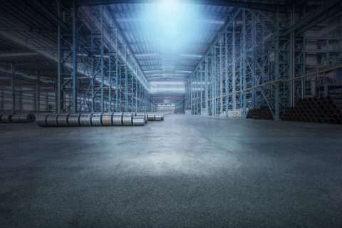 Große Industriehalle mit gelagerten Metallrollen