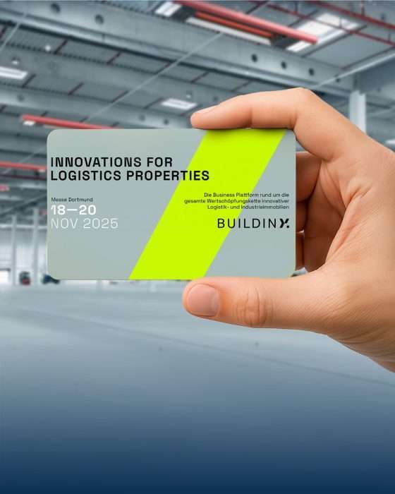 Hand hält Karte mit Logistikmesse-Informationen