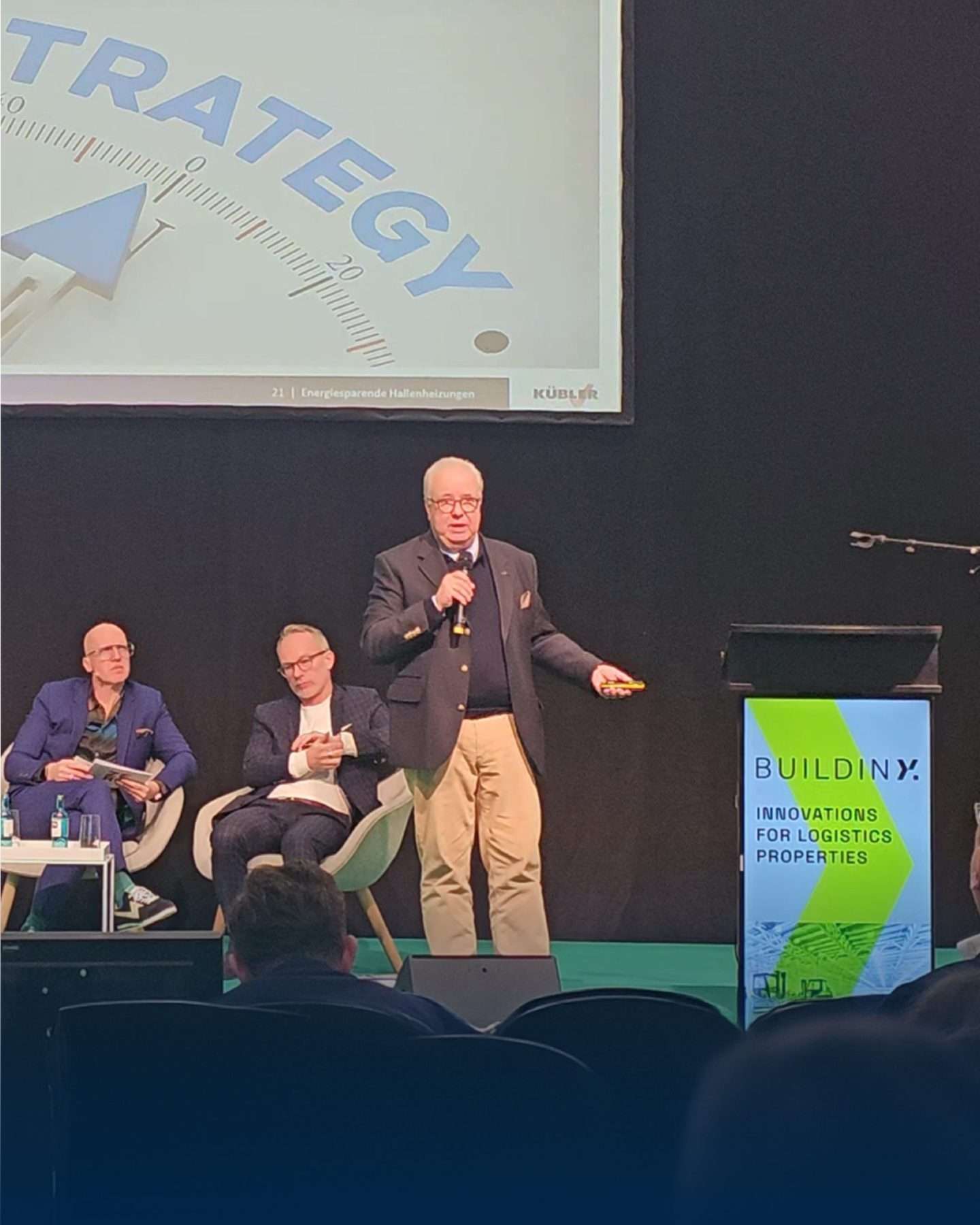 Vortrag über Logistikinnovationen auf einer Konferenz