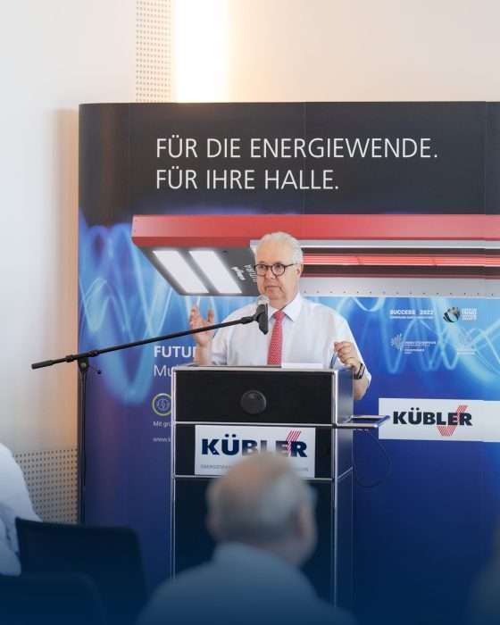 Redner präsentiert Energielösungen für Hallen