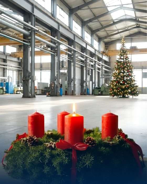 Adventskranz und Weihnachtsbaum in Industriehalle